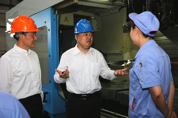 郝鹏与抖圈集团一线生产职员深入交流